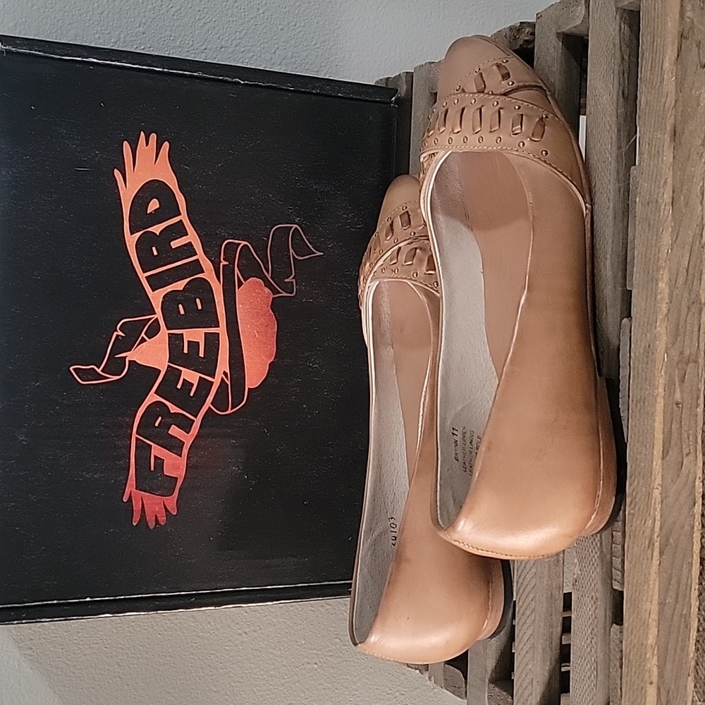 Freebird leather flats camel colored size 11